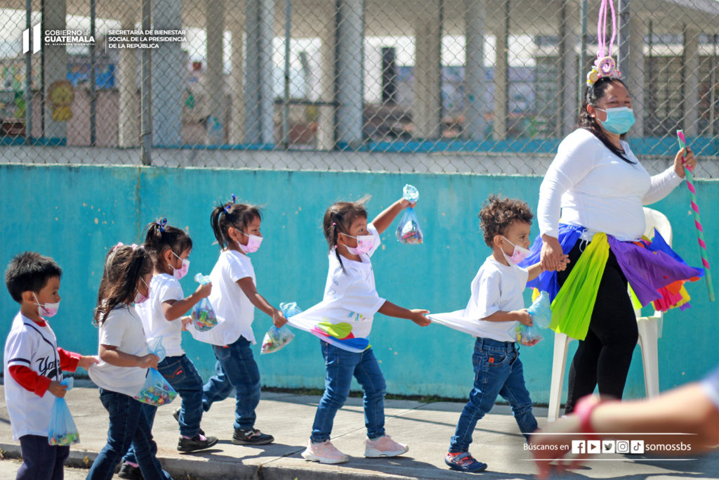 A partir de los cuatro y cinco años buscan a otros niños y niñas con quienes comparten afinidades.