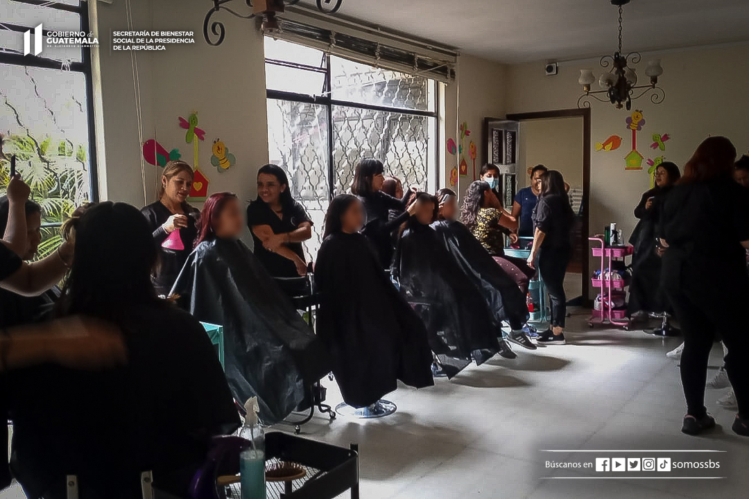 Un corte de cabello para alegrar corazones y elevar la autoestima |  Secretaría de Bienestar Social