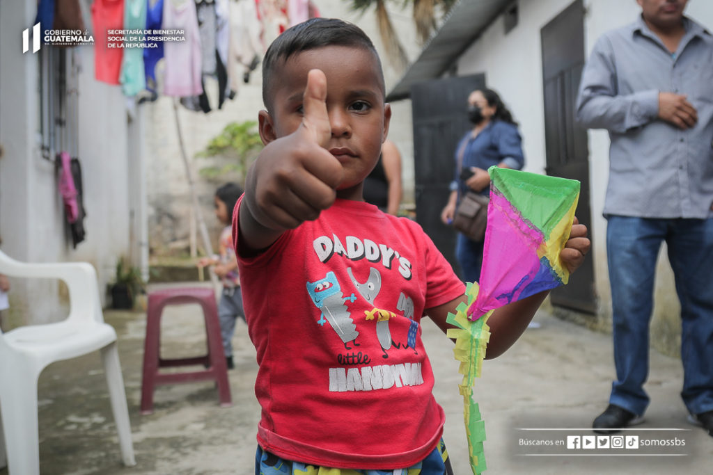 Los niños y niñas con buenos ejemplos en casa, logran una mejor socialización.