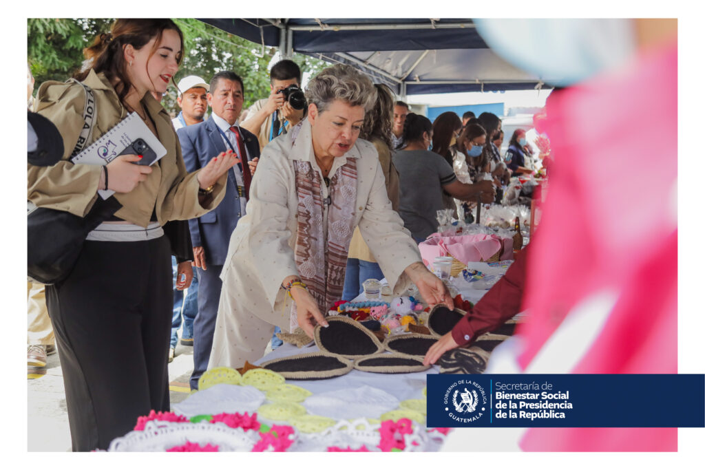 SBS - Visita Primera Dama Doctora Lucrecia Peinado - Recorrido y Bazar en SBS Central - 110