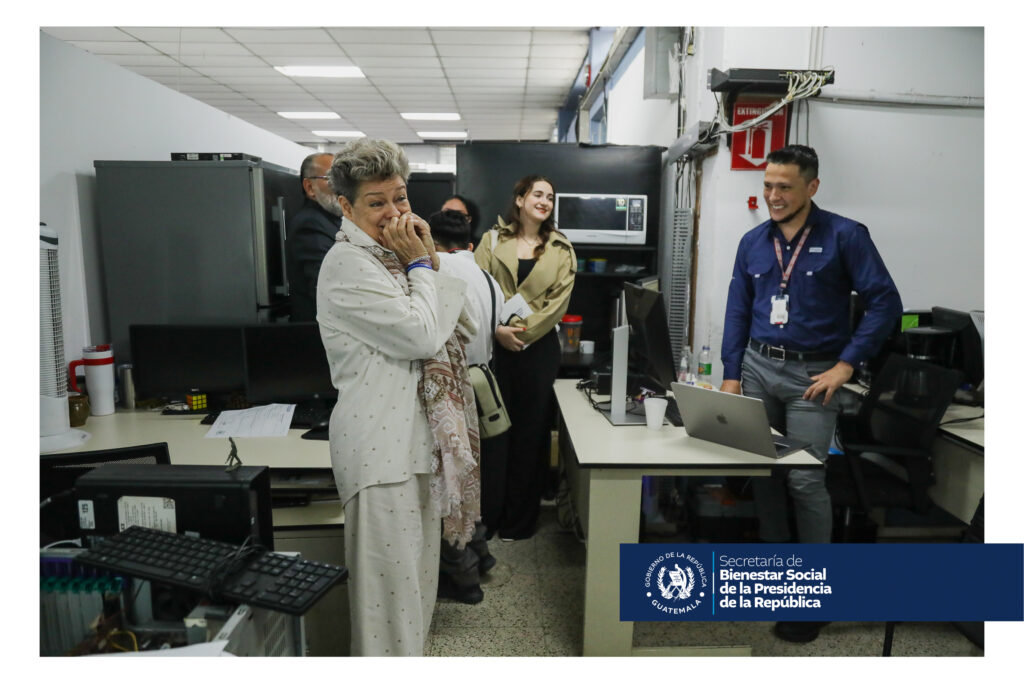 Durante su visita, la Primera Dama, doctora Lucrecia Peinado, realizó un recorrido en las direcciones de la SBS, donde conoció a las y los trabajadores que cada día velan por la niñez y adolescencia.