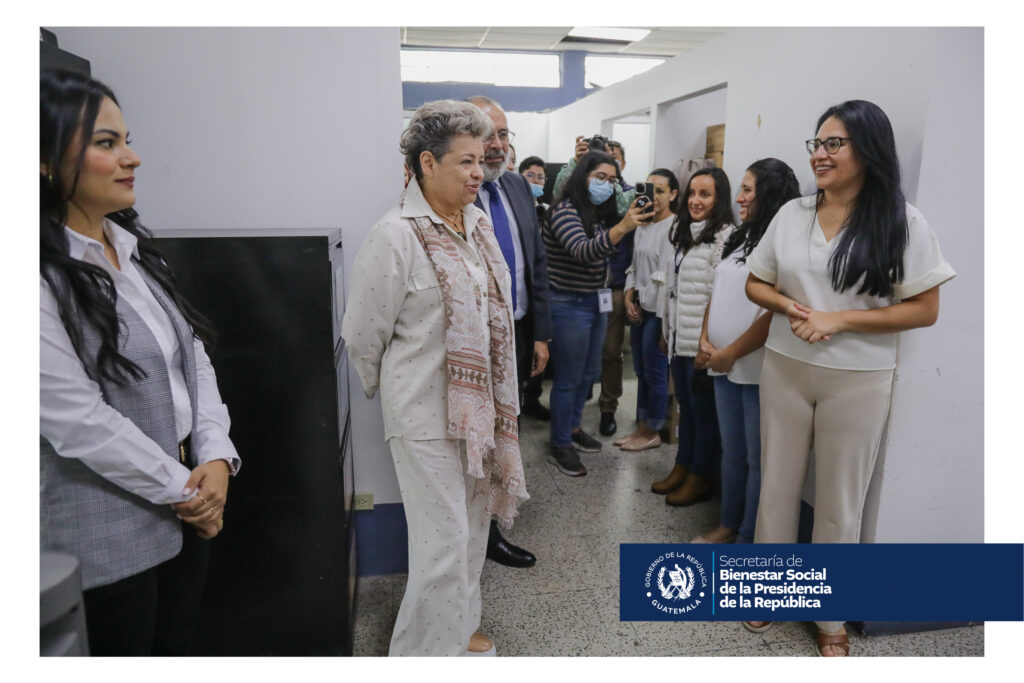 Durante su visita, la Primera Dama, doctora Lucrecia Peinado, realizó un recorrido en las direcciones de la SBS, donde conoció a las y los trabajadores que cada día velan por la niñez y adolescencia.