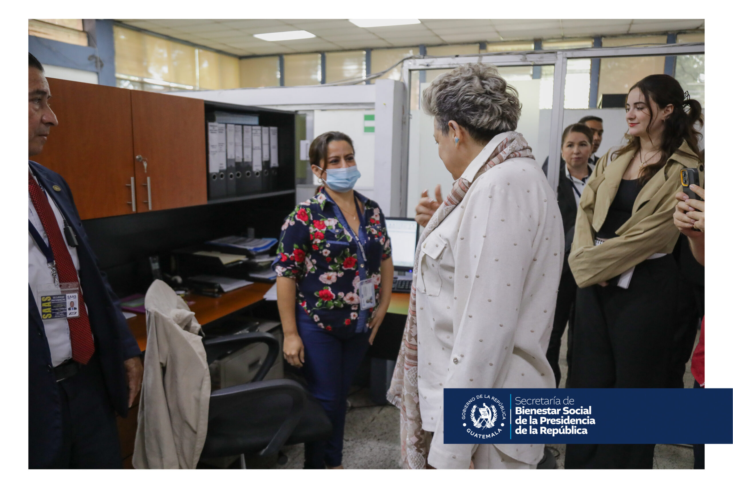 Durante su visita, la Primera Dama, doctora Lucrecia Peinado, realizó un recorrido en las direcciones de la SBS, donde conoció a las y los trabajadores que cada día velan por la niñez y adolescencia.