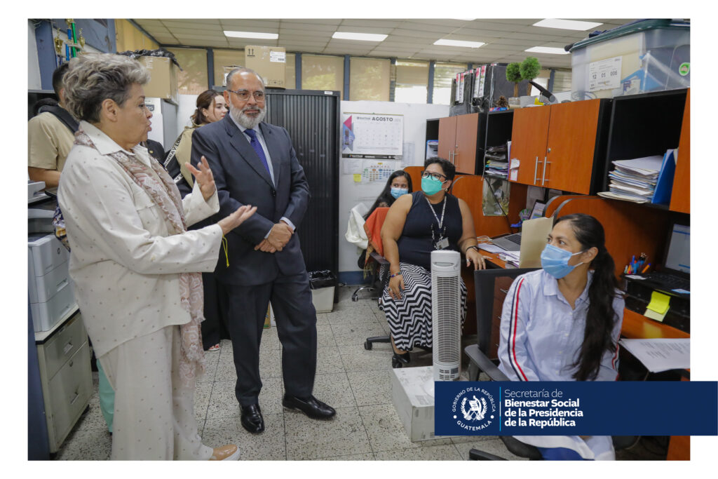 Durante su visita, la Primera Dama, doctora Lucrecia Peinado, realizó un recorrido en las direcciones de la SBS, donde conoció a las y los trabajadores que cada día velan por la niñez y adolescencia.