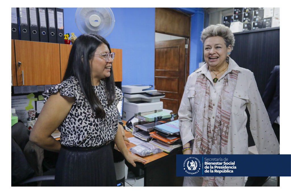 Durante su visita, la Primera Dama, doctora Lucrecia Peinado, realizó un recorrido en las direcciones de la SBS, donde conoció a las y los trabajadores que cada día velan por la niñez y adolescencia.