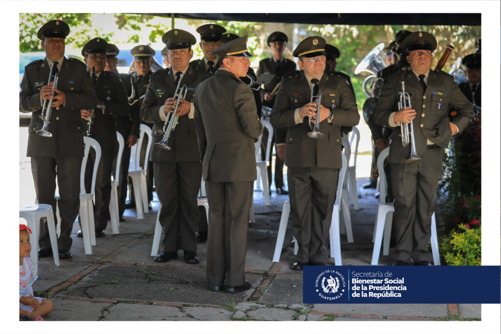 En el acto de la Dirección de Recursos Humanos participaron los niños de la guardería central y la Banda Marcial del Servicio de Músicas Militares.