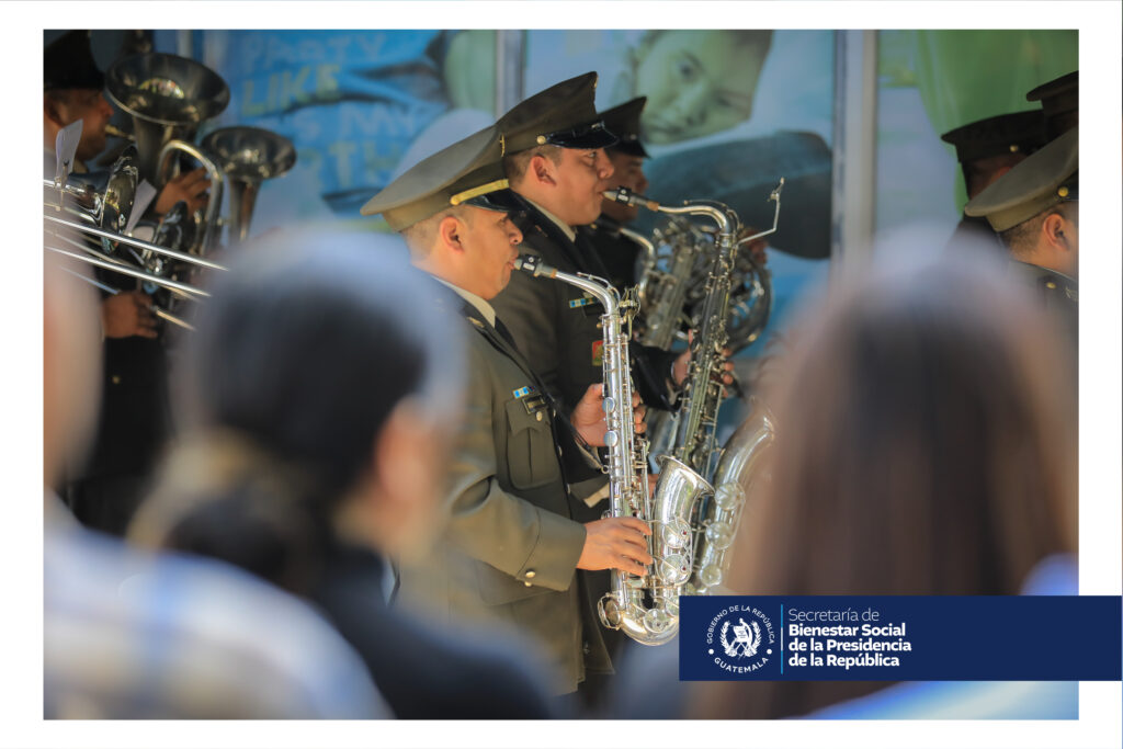 En el acto de la Dirección de Recursos Humanos participaron los niños de la guardería central y la Banda Marcial del Servicio de Músicas Militares.