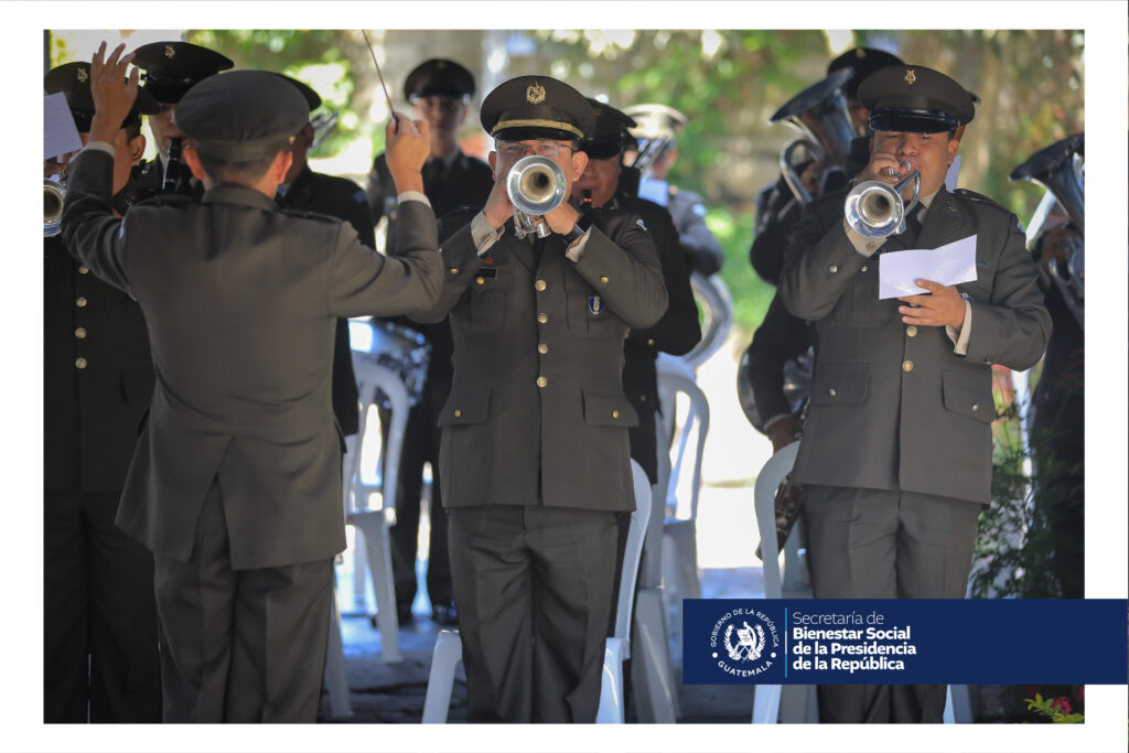 En el acto de la Dirección de Recursos Humanos participaron los niños de la guardería central y la Banda Marcial del Servicio de Músicas Militares.