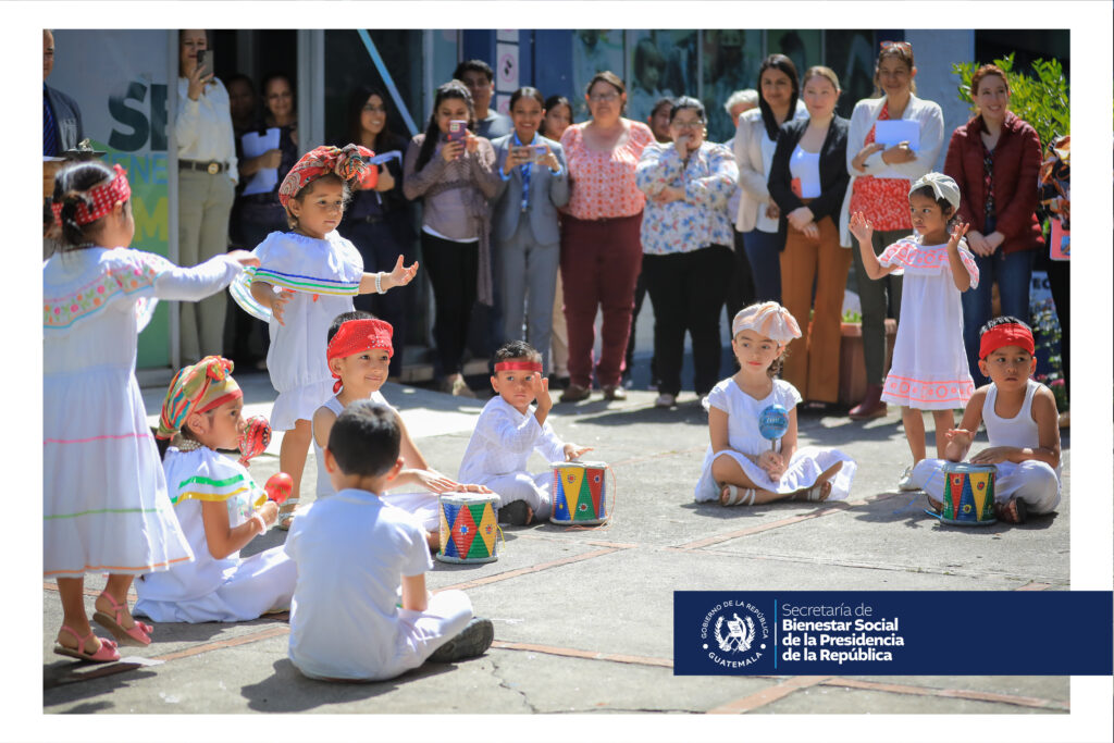 En el acto de la Dirección de Recursos Humanos participaron los niños de la guardería central y la Banda Marcial del Servicio de Músicas Militares.