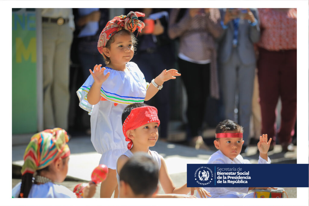 En el acto de la Dirección de Recursos Humanos participaron los niños de la guardería central y la Banda Marcial del Servicio de Músicas Militares.