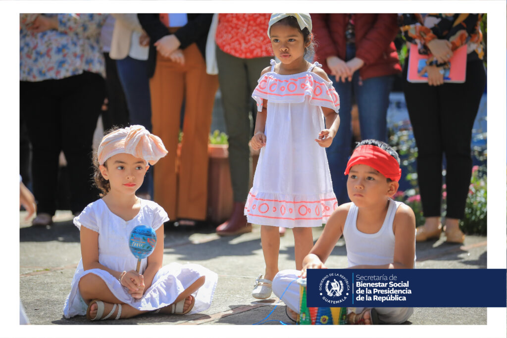 En el acto de la Dirección de Recursos Humanos participaron los niños de la guardería central y la Banda Marcial del Servicio de Músicas Militares.