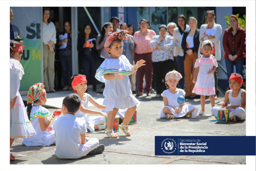 En el acto de la Dirección de Recursos Humanos participaron los niños de la guardería central y la Banda Marcial del Servicio de Músicas Militares.