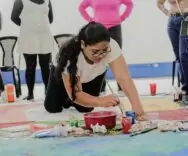 Entre pinceles, títeres y canciones, niñeras en formación fortalecen habilidades artísticas en la SBS