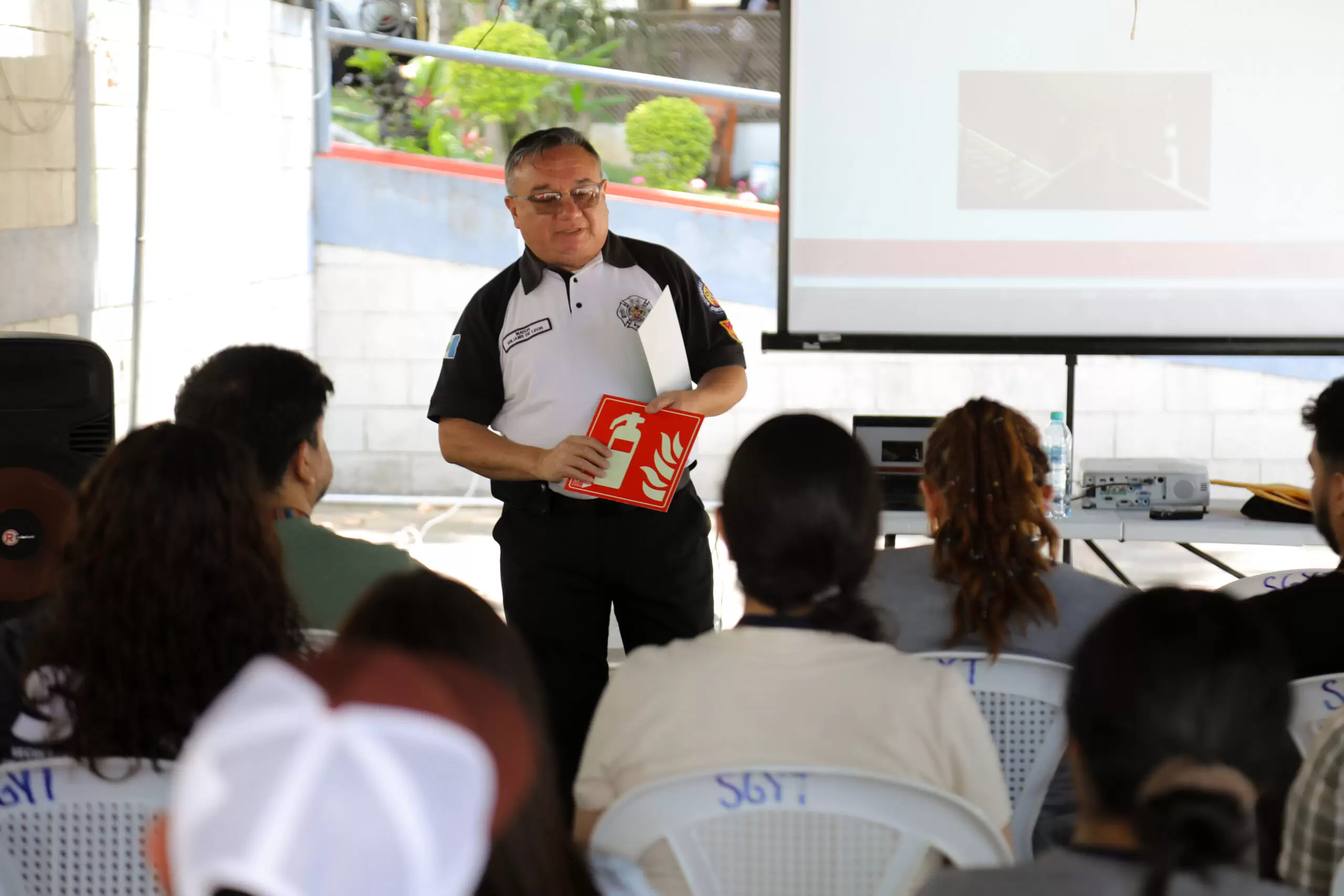 Bomberos capacitan a brigadistas de la SBS