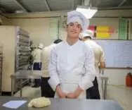 Ángel Medrano construye su futuro en la panadería tras formarse en el CCO