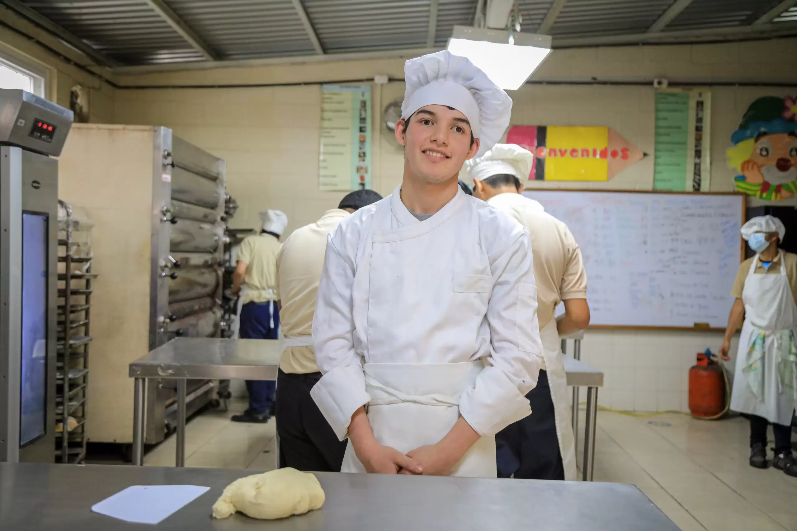 Ángel Medrano construye su futuro en la panadería tras formarse en el CCO