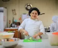 Formación y perseverancia impulsan la vocación culinaria de egresado del CCO