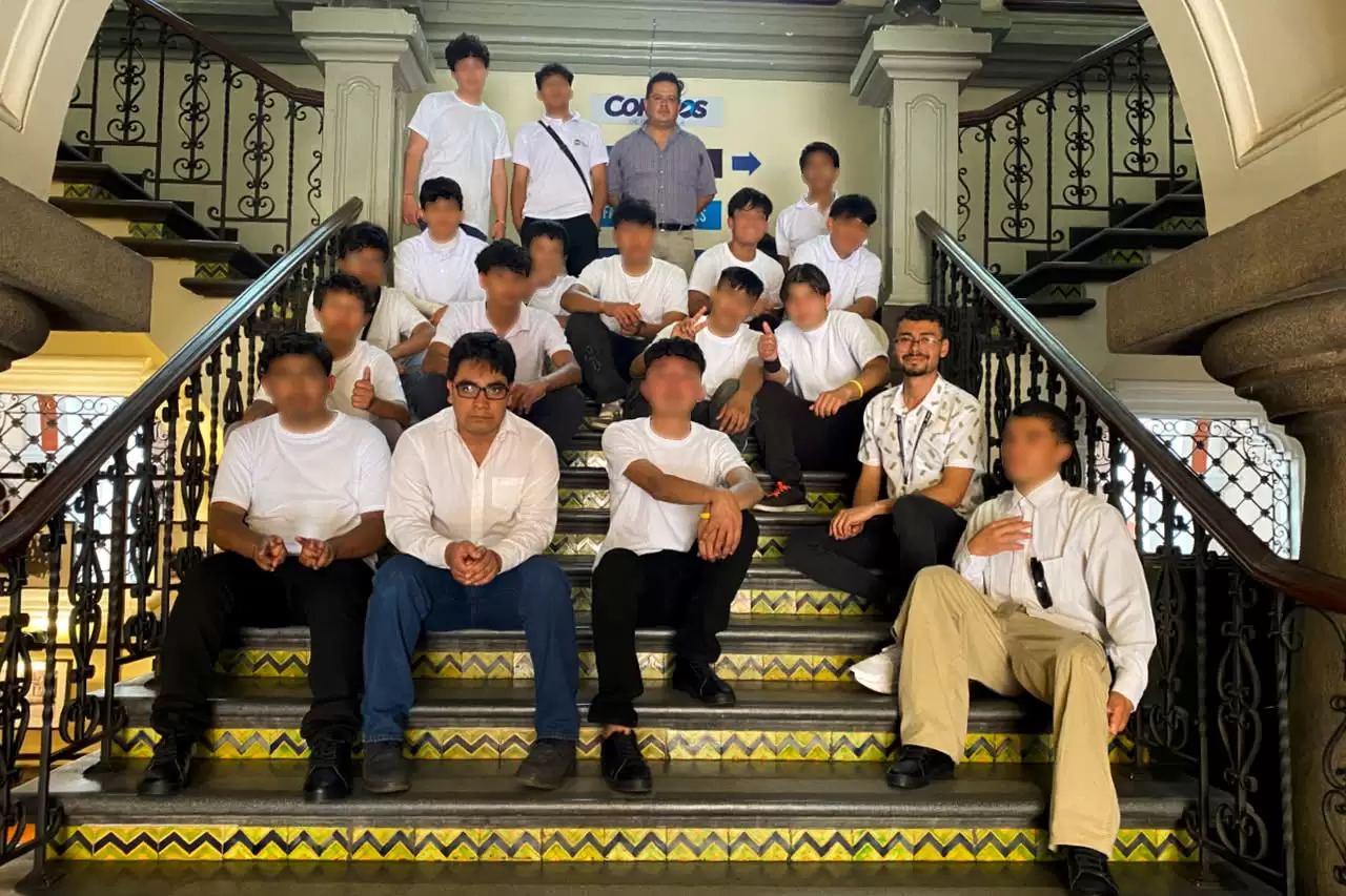 Adolescentes viajan a través del tiempo en visita al Museo de Correos, Telégrafos y Filatelia