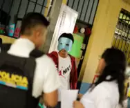 Adolescentes en proceso de reinserción previenen el delito con obra de teatro en escuela de Coatepeque