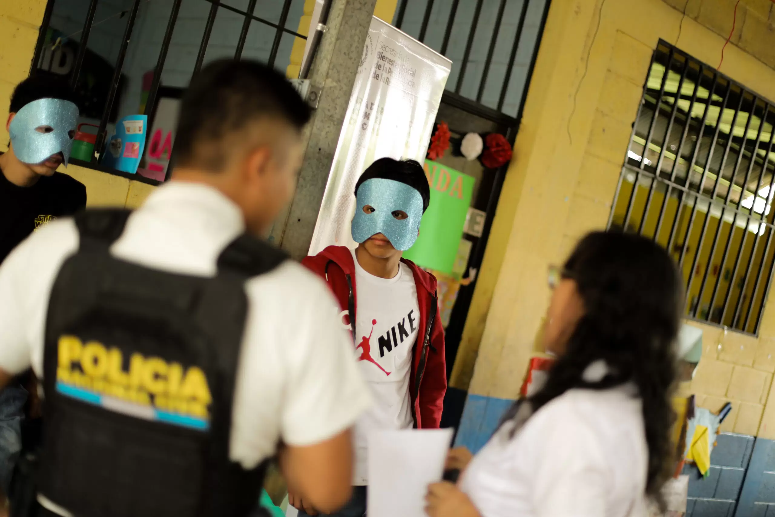 Adolescentes en proceso de reinserción previenen el delito con obra de teatro en escuela de Coatepeque