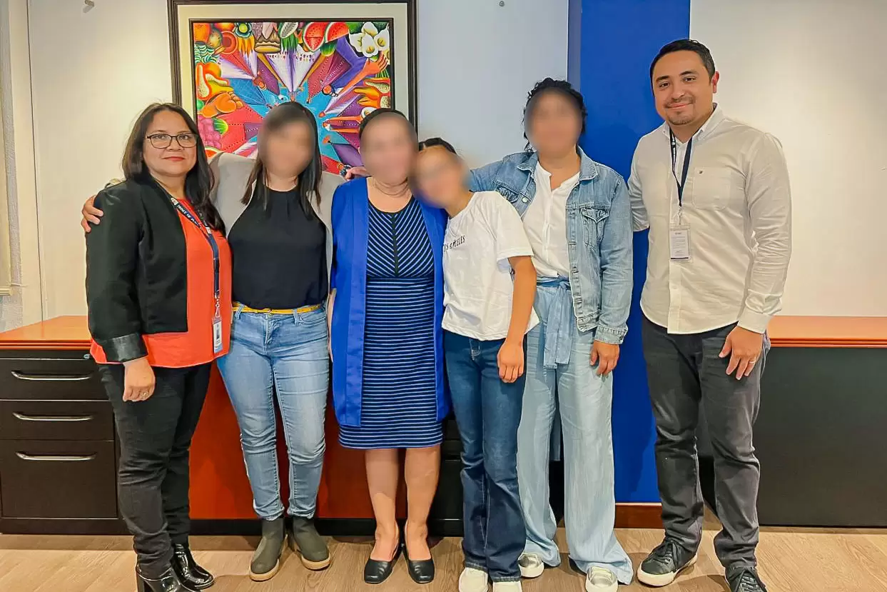 Un nuevo comienzo en familia: niña inicia una nueva etapa de vida en un entorno familiar protector