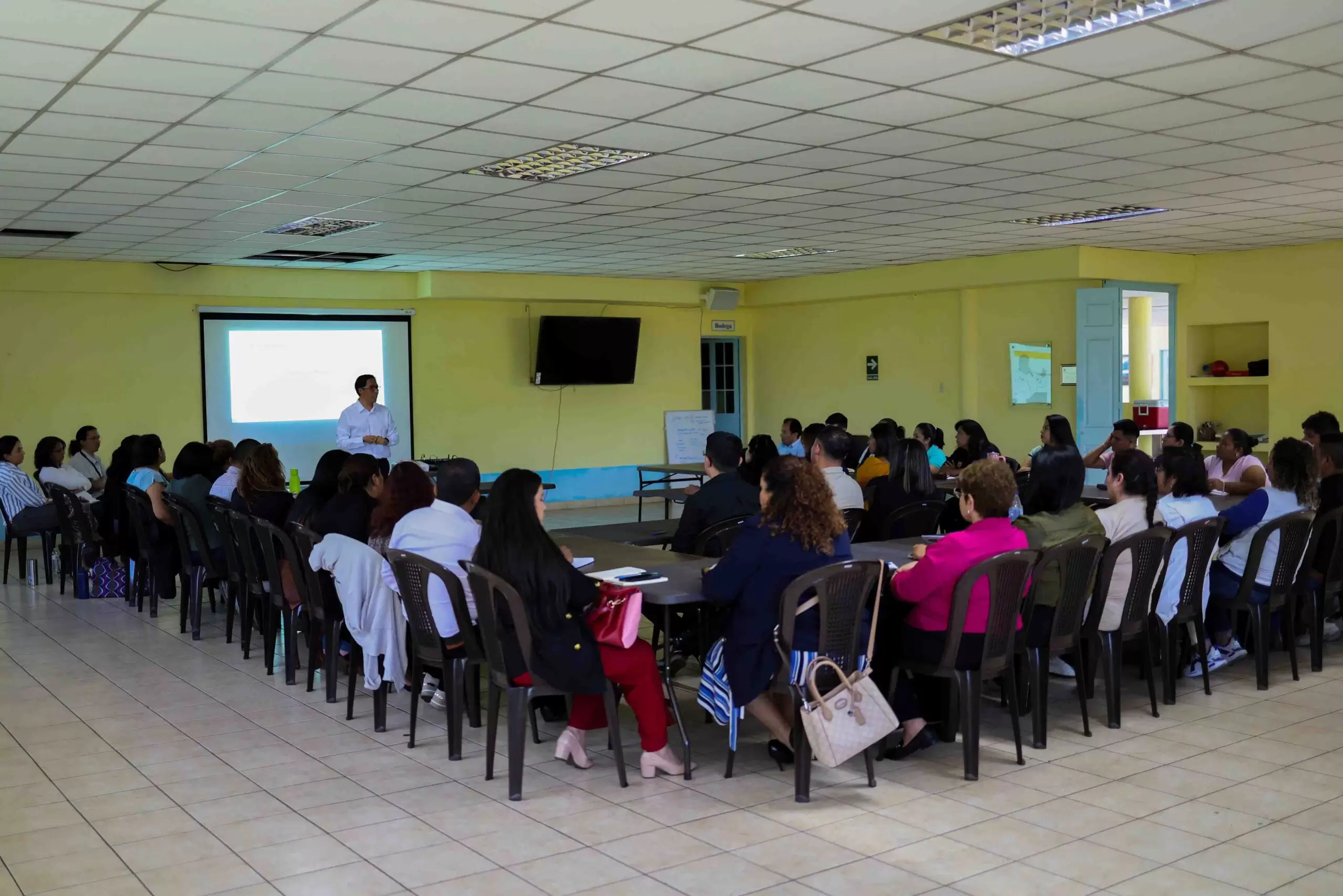 Equipos de la Subsecretaría de Reinserción se capacitan en “Justicia Restaurativa” con experto colombiano