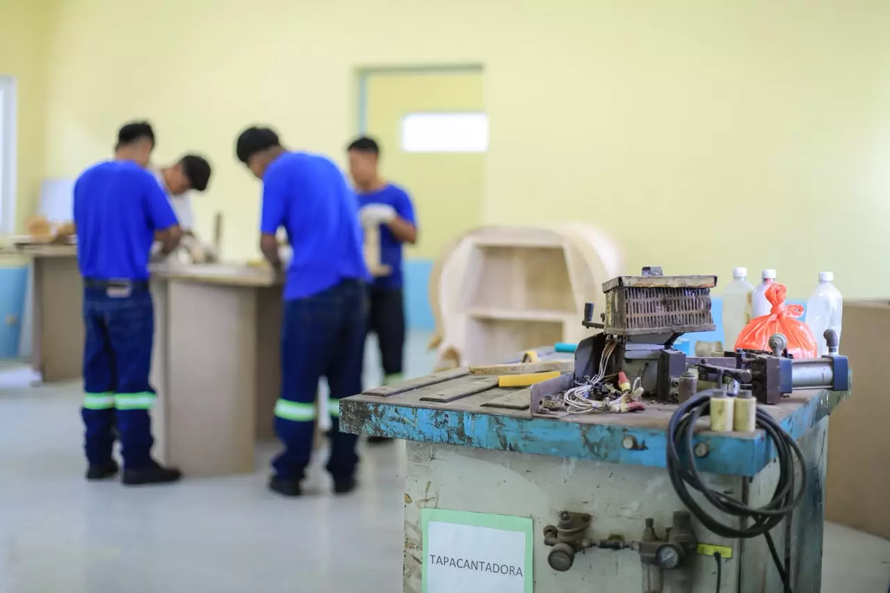 Proyecto de carpintería impulsa la empleabilidad de adolescentes de Casa Intermedia