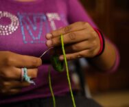 Con lana y gran habilidad, adolescentes tejen sus sueños