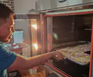 Jóvenes de Quédate ponen manos a la masa